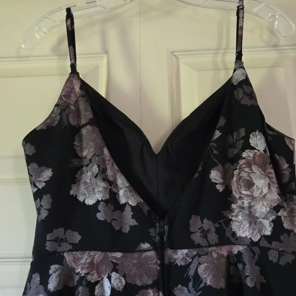 Black  (Junior's) Dress - Picture 4 of 7